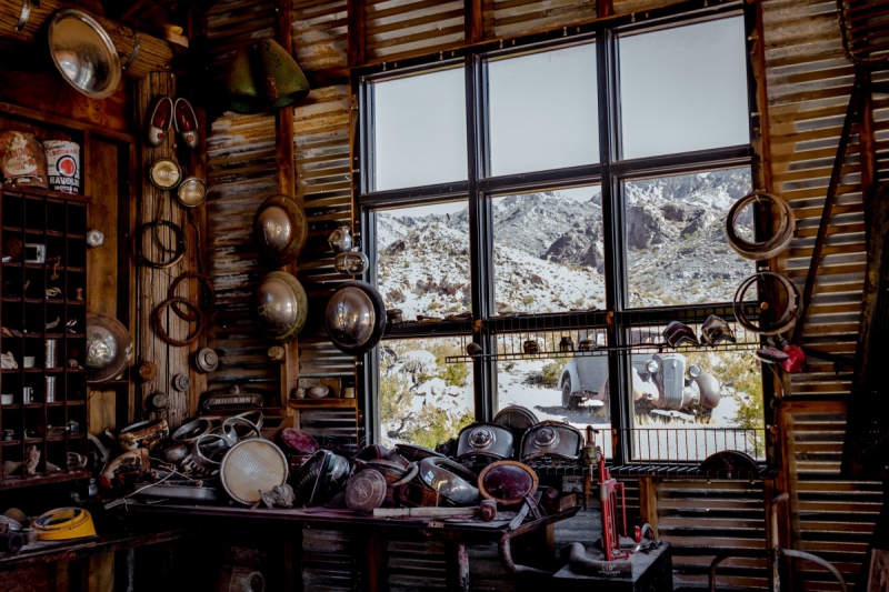 cordonnerie-ST JULIEN-min_shop_window_part_junk_abandoned-138873